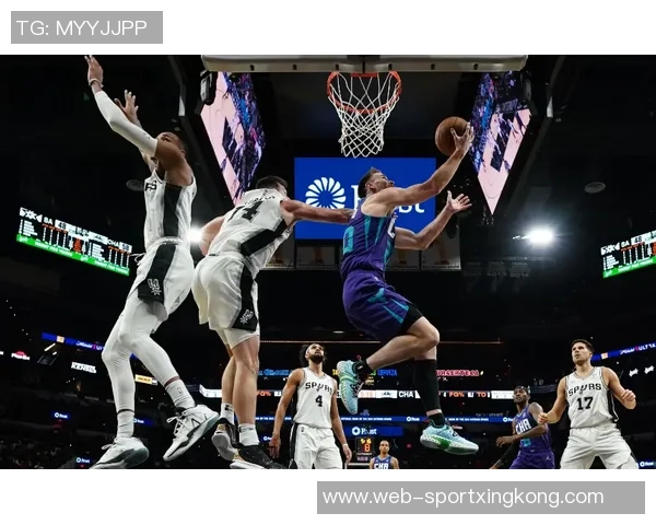 特纳高效发挥仅靠三分球贡献15分7篮板2助攻3抢断展现全面能力